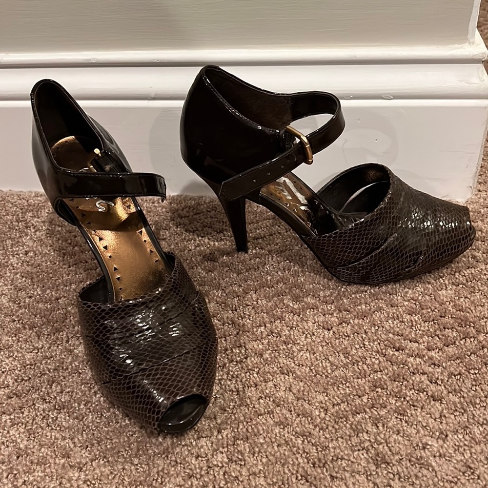 BCBG heels. Brown snakeskin. Size 6.5. 3.5in heel.